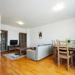 Mirandis Privilegio - Stylish With Balcony & Free Parking *