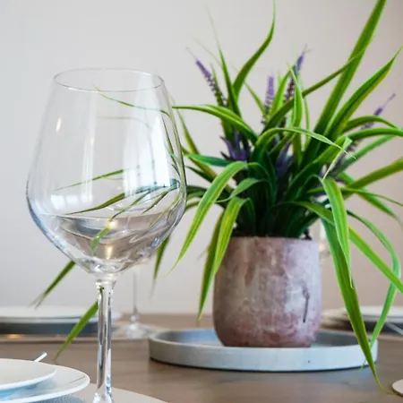 Mirandis Privilegio - Stylish With Balcony & Free Parking *