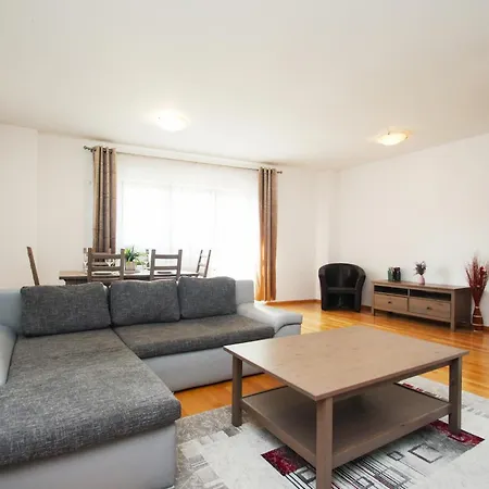 Mirandis Privilegio - Stylish With Balcony & Free Parking Apartment *