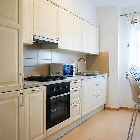 Mirandis Privilegio - Stylish With Balcony & Free Parking Apartment