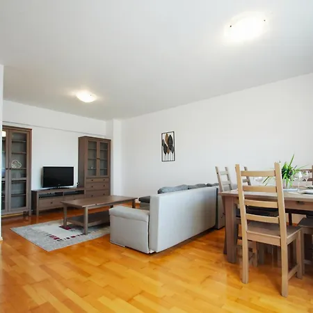 Mirandis Privilegio - Stylish With Balcony & Free Parking *
