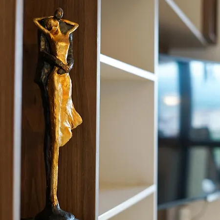 Mirandis Privilegio - Stylish With Balcony & Free Parking *