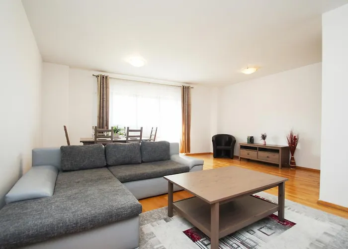 Mirandis Privilegio - Stylish With Balcony & Free Parking Апартаменти *